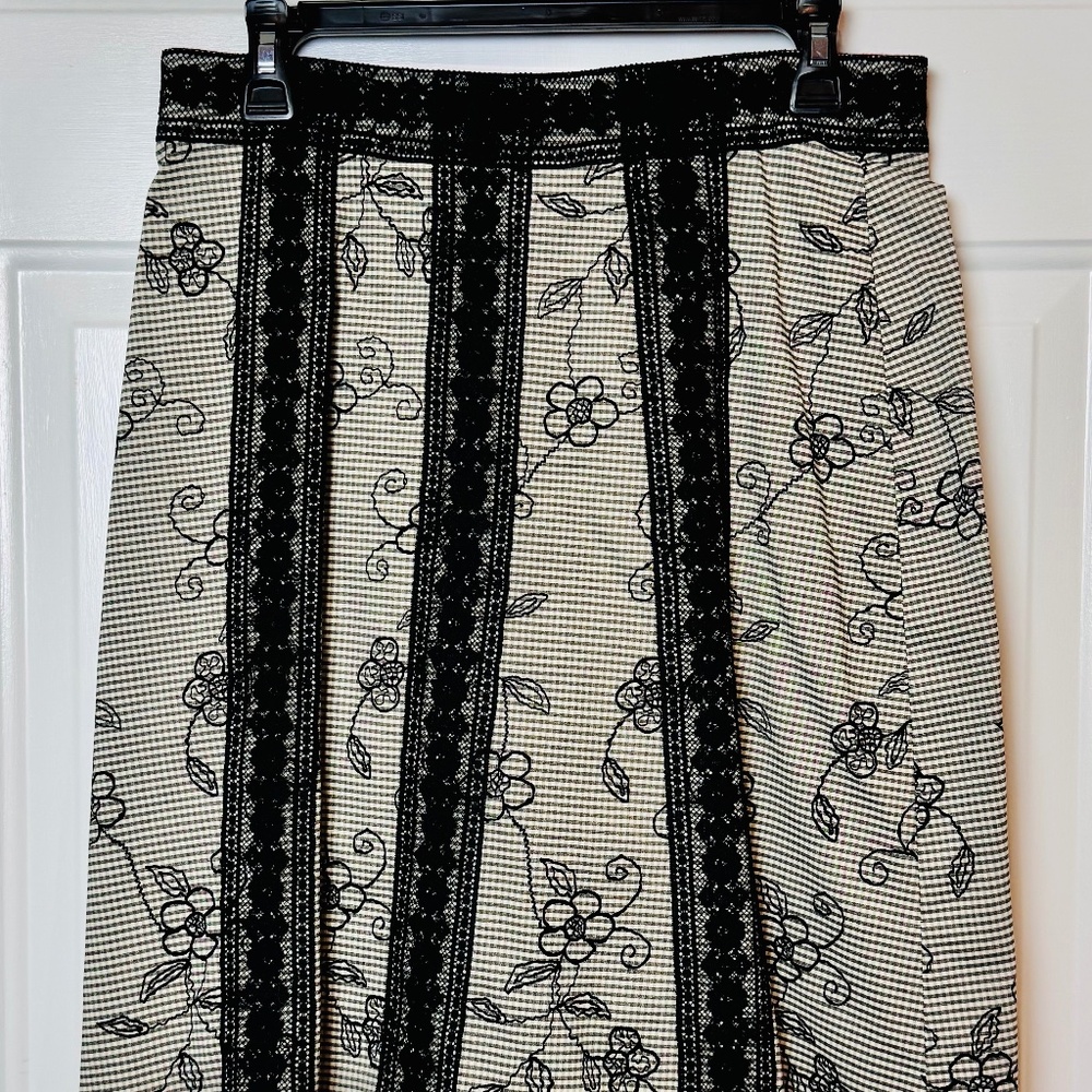 B&W  Skirt by Equestrian Designs, Ribbon Embellishment, Red Lined Waistband, Med